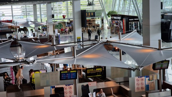 Nepriaznivé počasie: Letisko vybavuje lety načas, problémy zatiaľ nemajú ani vlaky