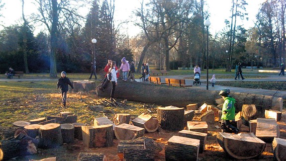 V Sade Janka Kráľa vyrúbali mohutný strom