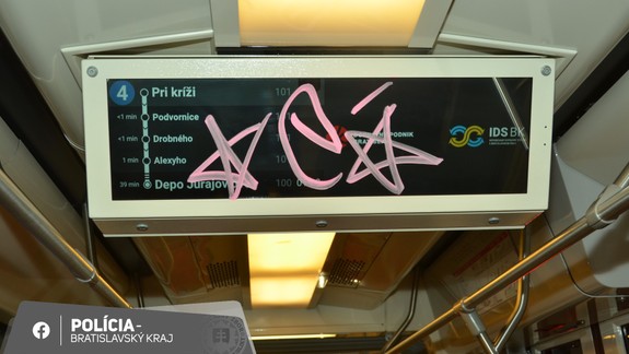 Neuveriteľné. Takto počarbal vnútro električky 47-ročný chlap