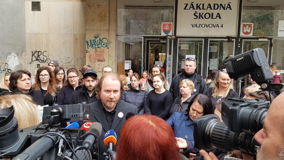 FOTO a VIDEO: Pedagógovia si deň učiteľov pripomenuli v čiernom oblečení aj minútou ticha za slovenské školstvo
