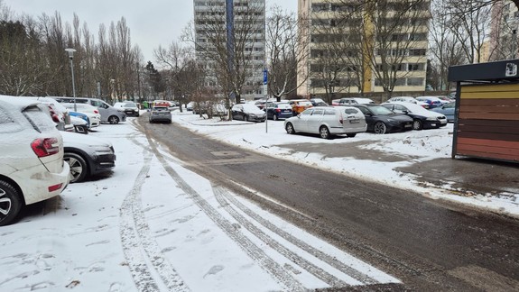 Bratislavská polícia vyzýva vodičov, aby jazdili opatrne a mali očistené svetlomety