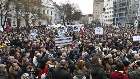 Výročie smrti Jána Kuciaka: Námestie SNP sa opäť zaplnilo tisíckami ľudí