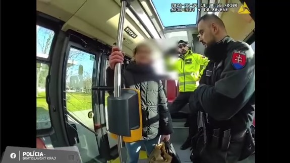 VIDEO: Michaela opakovane päsťami napádala ľudí v bratislavskej MHD, zbila aj päťročné dievčako