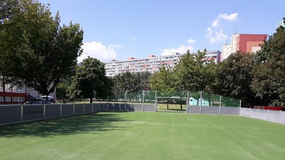 FOTO: Na Gessayovej ulici otvorili nové športovisko - ihrisko vhodné aj na minifutbal