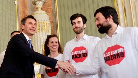 Hlavné mesto pri zákaze hazardu neustúpi protestom prokurátora 