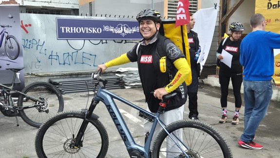 Známe osobnosti v úlohe špeciálnych kuriérov dnes opäť pomáhajú zdravotne znevýhodneným deťom