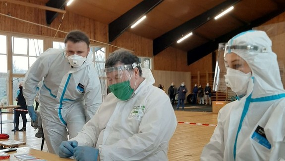 FOTO: Zdravotníkom na odberové miesto v Lamači prišiel dnes pomôcť aj profesor Vladimír Krčméry