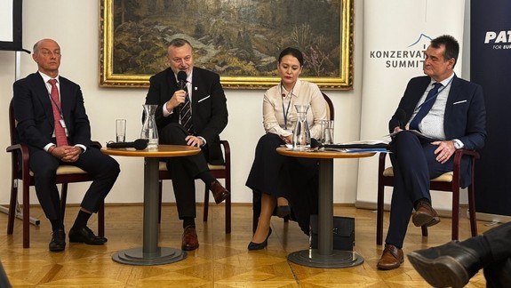 Na Konzervatívnom summite v historickoej budove parlamentu sa schádzajú stredoeurópski kresťanskí lídri