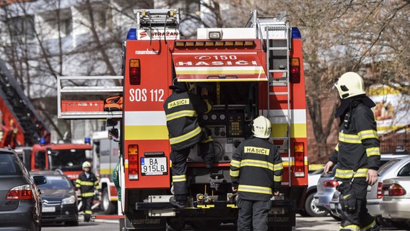 Pre nočný požiar v bratislavskom Ružinove museli evakuovať obyvateľov