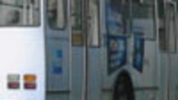 Voda zaplavila Gararinovu ulicu, doprava kolabuje