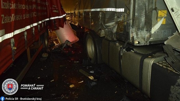 Dopravu na diaľnici pred Mostom Lafranconi skomplikovala nehoda dvoch kamiónov