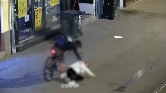 VIDEO: Mestskí policajti zadržali cyklistu, ktorý na Obchodnej okradol ležiaceho opitého muža