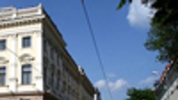 Návštevníkov divadla by už električky nemali rušiť