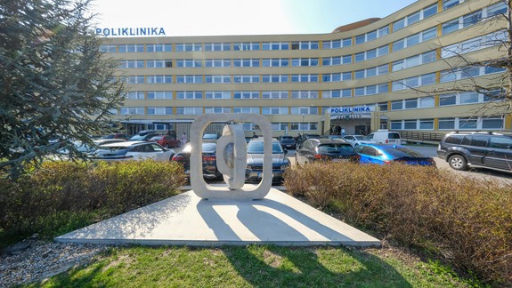 Krásnu plastiku pred poliklinikou v Ružinove zachránili. Viete, čo dielo predstavuje?