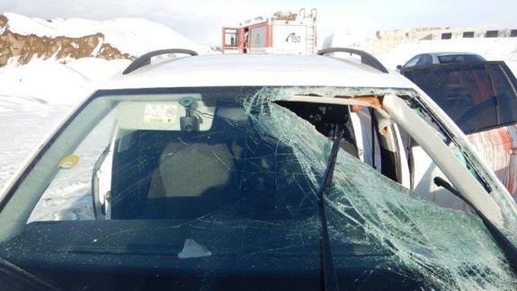 FOTO: Kus ľadu z návesu nákladiaku spôsobil vodičovi osobného auta ťažké zranenia