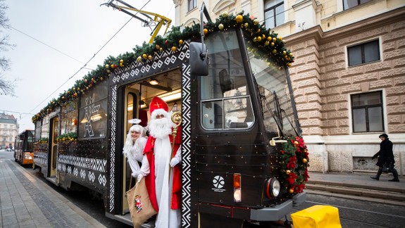 FOTO: Centrom mesta začala v piatok popoludní premávať vianočná električka