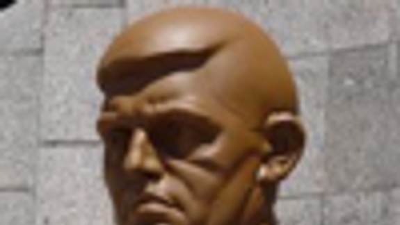 Začala sa aukcia kontroverznej busty politika