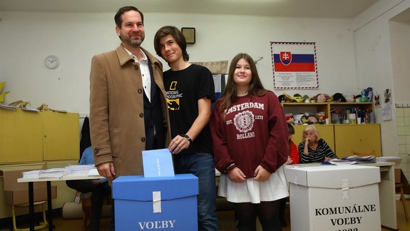 Odvolil už aj ďalší kandidát na primátora Rudolf Kusý. Spoločnosť mu robila manželka a deti