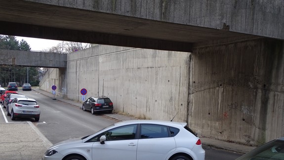 V Karlovej Vsi je narušený ďalší múr. Zakázali pod ním parkovať