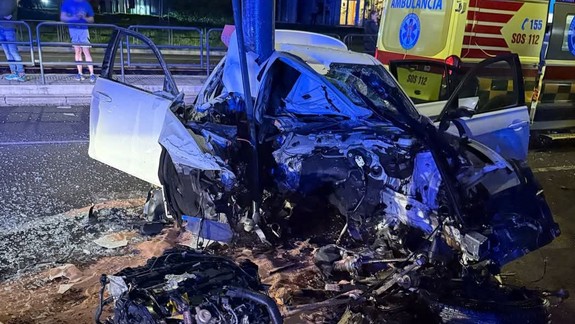 Hrozná nehoda na Račianskej: Vodič vletel v plnej rýchlosti do stĺpu