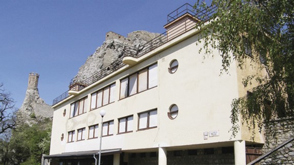 Budúcnosť schátraného amfiteátra pod hradom Devín ostáva nejasná