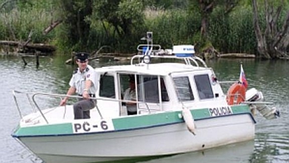 Neovládateľný čln na Dunaji policajti odtiahli