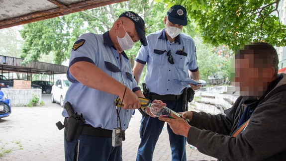 FOTO: Verejné popíjanie na terasách zakázali! Ako to funguje v praxi? Sprevádzali sme mestských policajtov