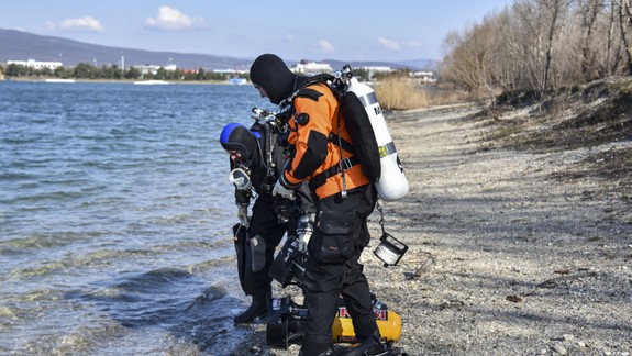 FOTO Zo Zlatých pieskov vyťahujú zvyšné trosky lietadla z roku 1976