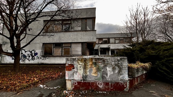 Čierne diery Petržalky: Aký bude osud opustených a chátrajúcich objektov?