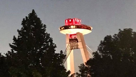 Viaceré budovy sa pri príležitosti akcie Červená streda rozsvietia na červeno