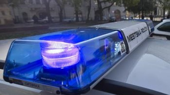 Policajti pomohli žene, ktorá sa na Moste SNP nakláňala cez zábradlie