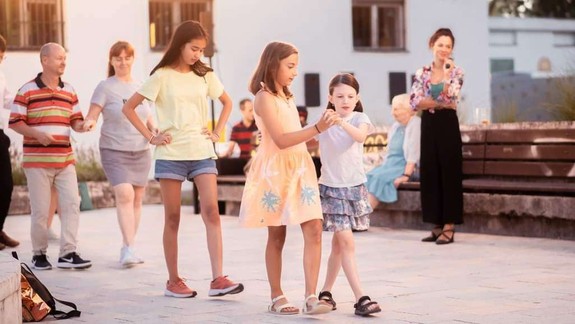 Tip na nedeľu: Máte radi tanec? Príďte na prvú letnú tančiareň, vstup je voľný