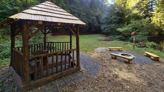 FOTO: V lesoparku opravili i vybudovali besiedky, ku každej pribudlo ohnisko