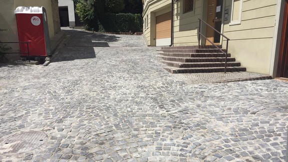 V Starom Meste sa opravuje. Mikulášsku predláždili kockami zo skládky