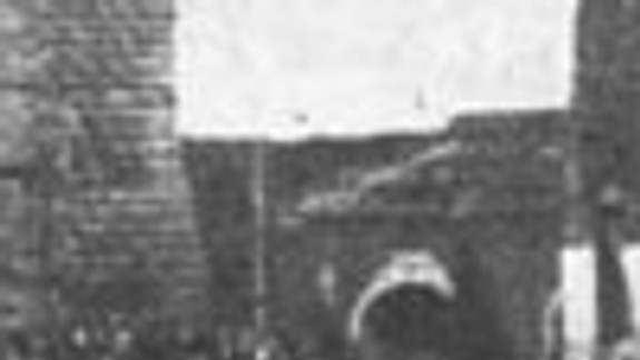 Hrad bastión s dvojitou bránou do kina