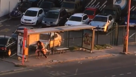 Pár súložil za bieleho dňa na zastávke MHD