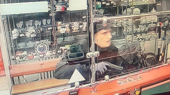 Ozbrojený lupič v záložni na Fedinovej: Keď zbadal prázdne regále, odišiel