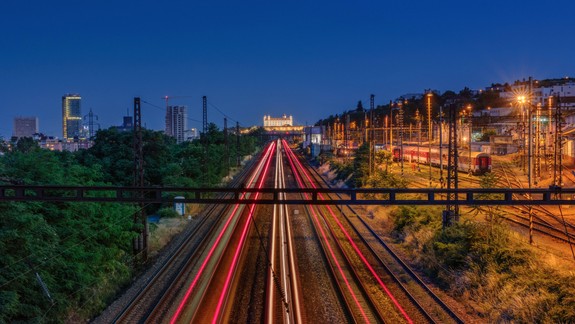 FOTO: Takýto pohľad na Bratislavský hrad sa naskytne azda len rušňovodičom...