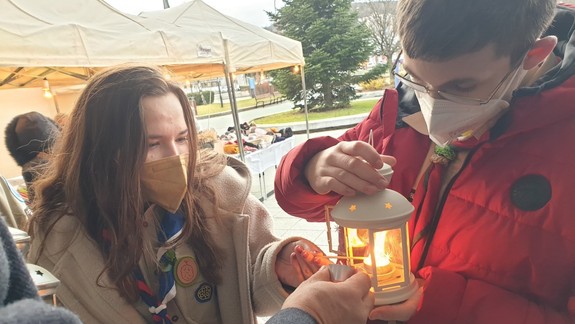 Betlehemské svetlo žiari aj v Dúbravke, môžete si odniesť svoj plamienok