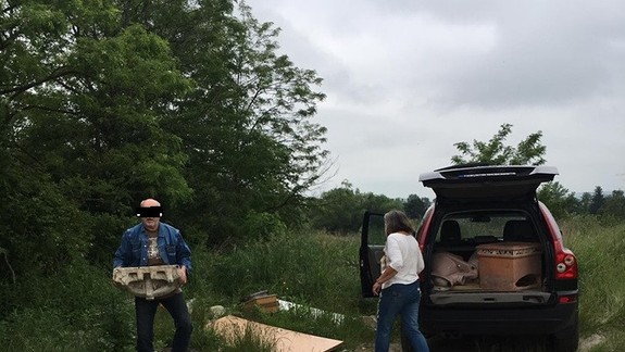 FOTO a VIDEO: Neuveriteľná drzosť a arogancia v priamom prenose - manželský pár si chcel urobiť z prírody smetisko!