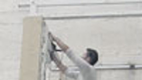 Čierna stavba na terase na Gorkého je odstránená