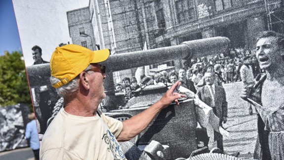 Otvorili výstavu Invázia August 68, prišiel aj muž zo slávnej fotografie