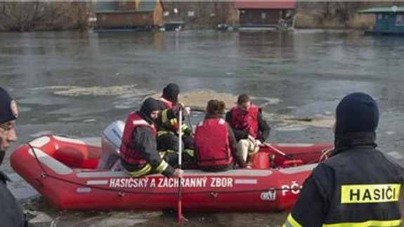 Na Malom Dunaji sa objavili ropné škvrny - zasahujú tam hasiči!