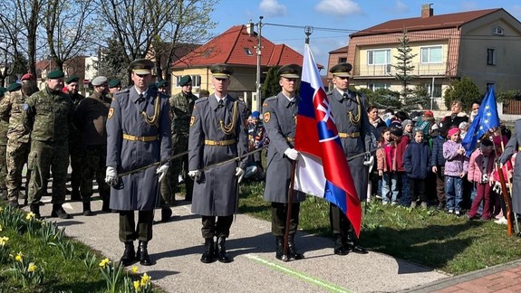 Vajnory si pripomenuli 81. výročie oslobodenia spolu s vojakmi posádky NATO