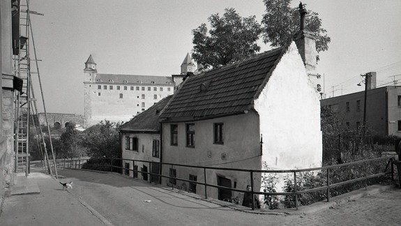 Spomienka na starú Bratislavu: Pamätáte si niekdajšiu atmosféru v okolí hradného kopca?