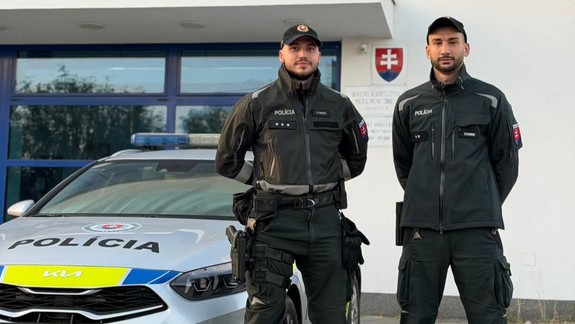Na Raketovej  sedela 90-ročná pani na parapete okna,  pomohli jej duchaprítomní policajti