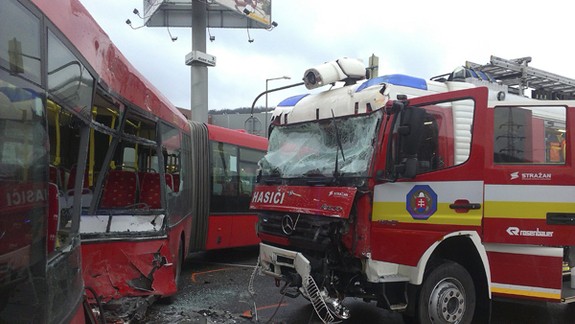 Hasiči sa zrazili s autobusom MHD