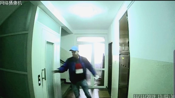 Dôchodkyňu okradli o celoživotné úspory. Nepoznáte tohto muža?