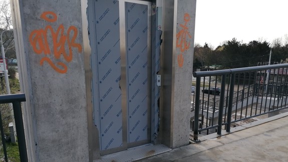 Kedy spustia výťahy na električkovej trati v Karlovej Vsi?