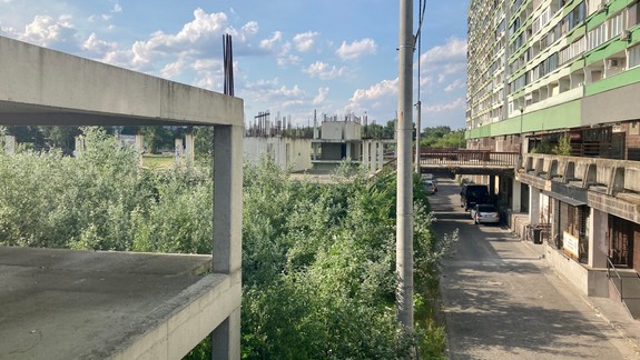 Dlhoročné ruiny zmiznú: Developer začal s búraním skeletov pôvodného projektu Domino